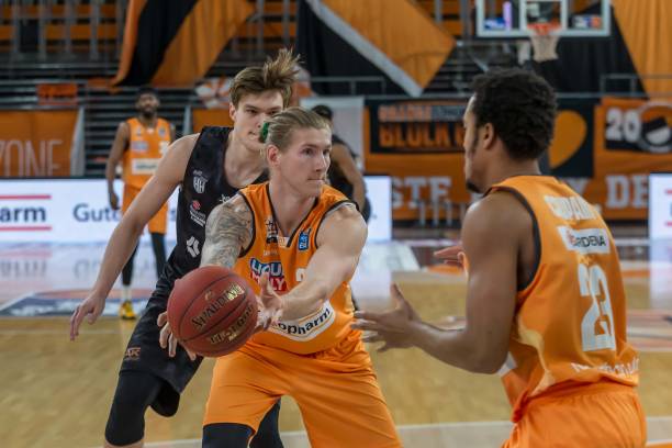 足球连锁反 足球连锁反